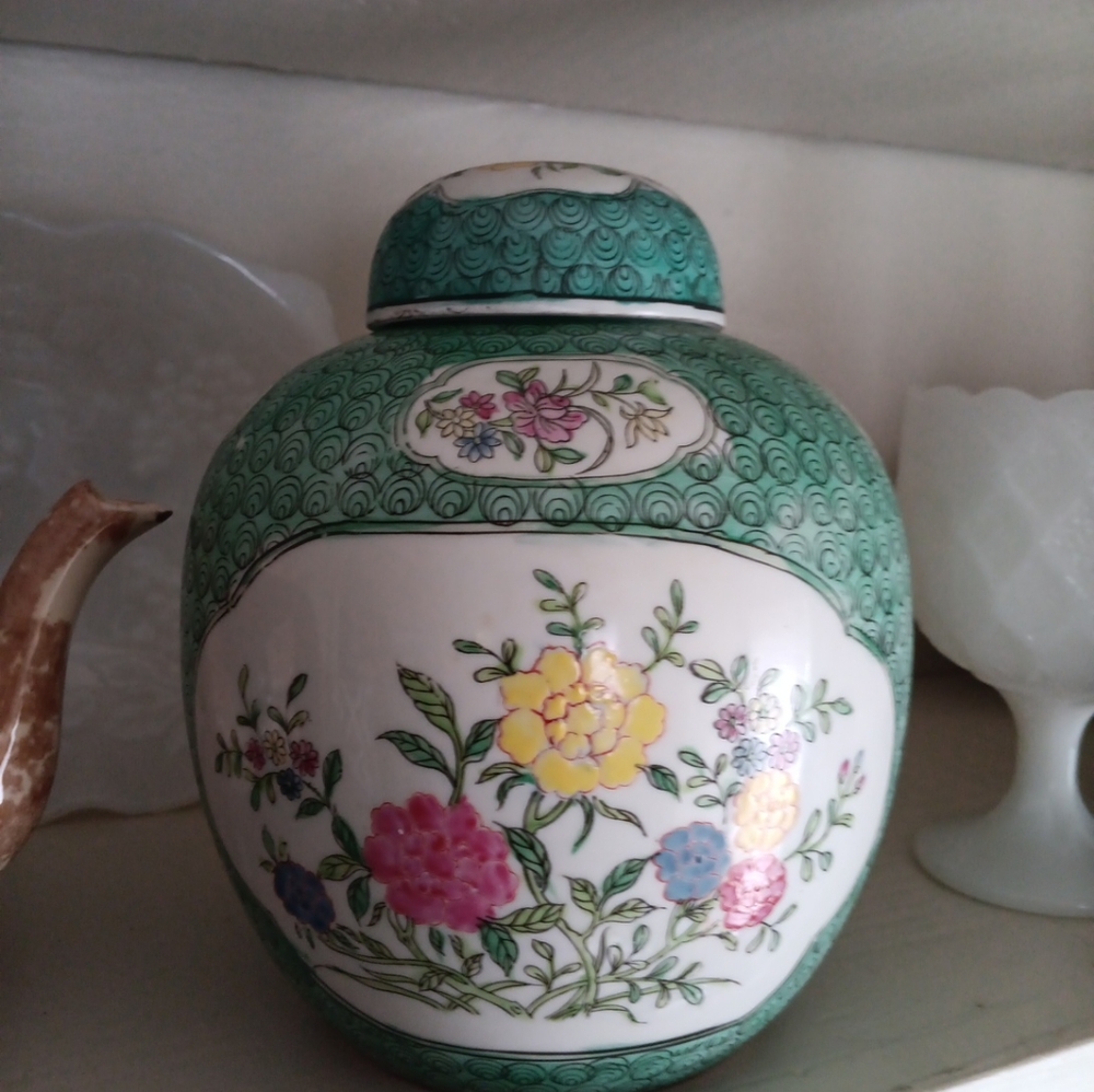 Macau Hand painted Chineese Ginger jar